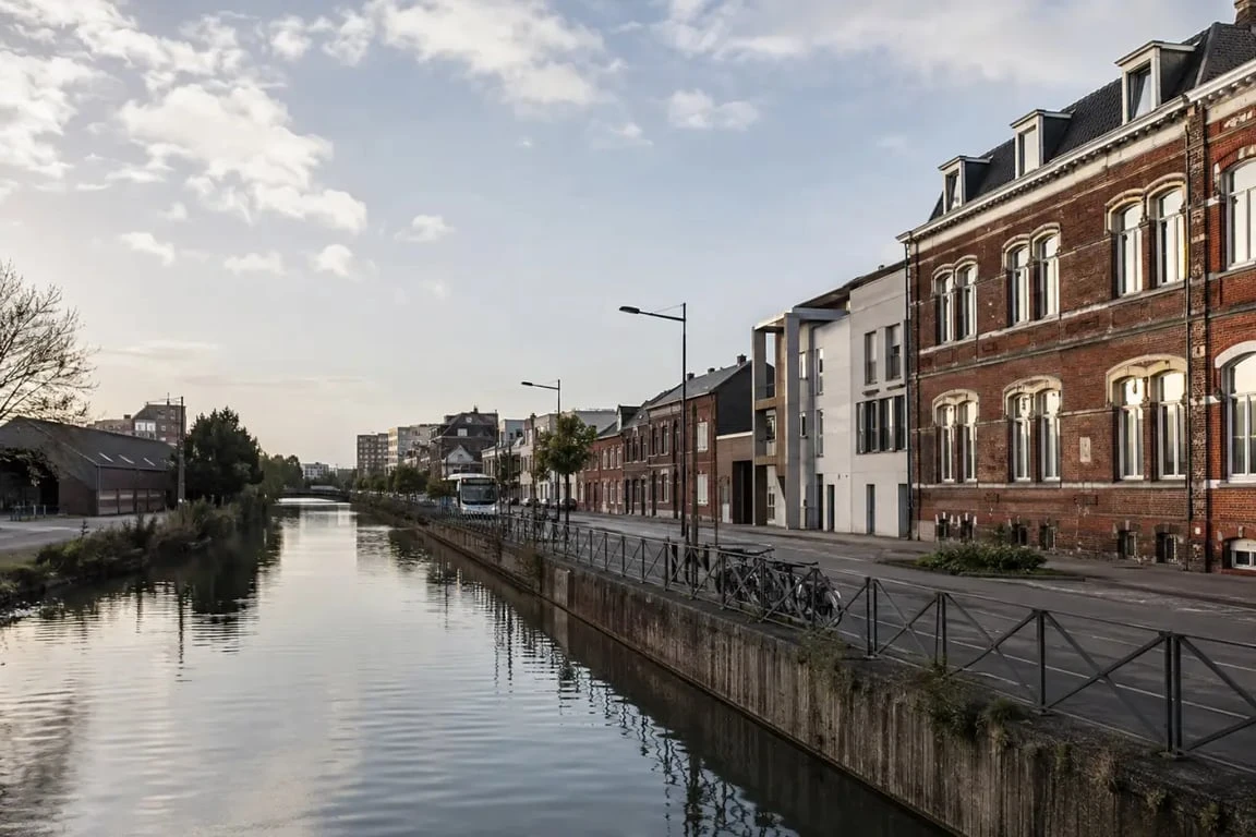 Quartier blanc seau tourcoing vu en large avec canal de Roubaix, rues résidentielles et bâti industriel réhabilité