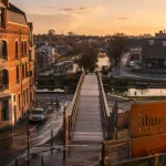 Vue du quartier blanc seau à Tourcoing au coucher du soleil, pont piéton et canal de Roubaix